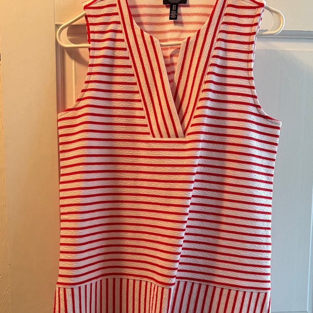 Jones New York women’s sleeveless blouse. Red and white stripe, 98% polyester